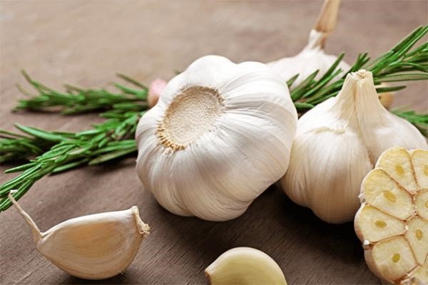 uống tinh dầu tỏi có nóng không